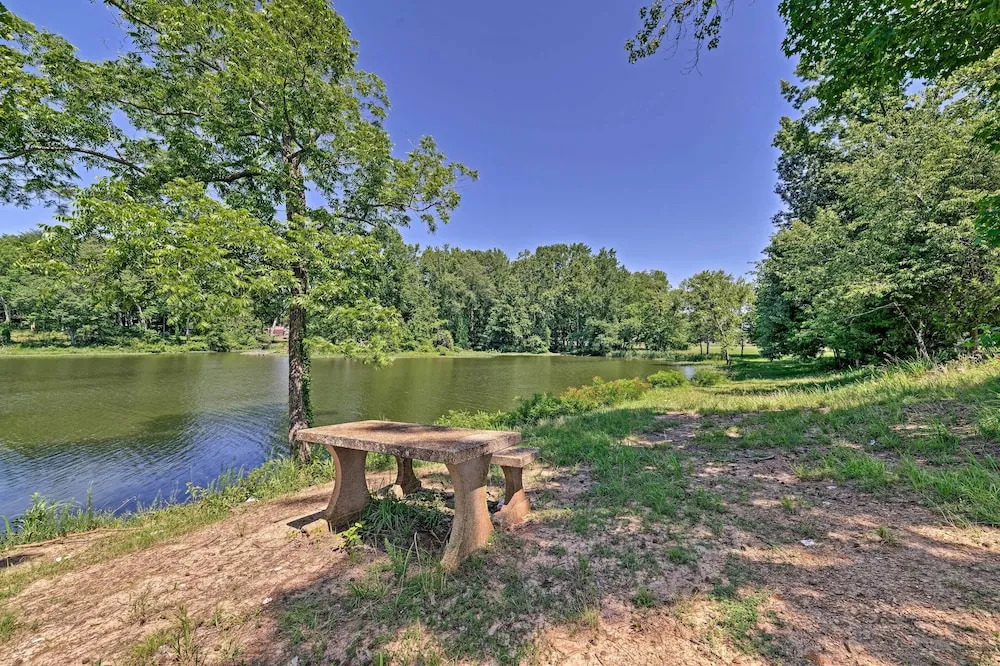 Waterloo Home With Fire Pit - 1/2 Mi to Boat Ramp!