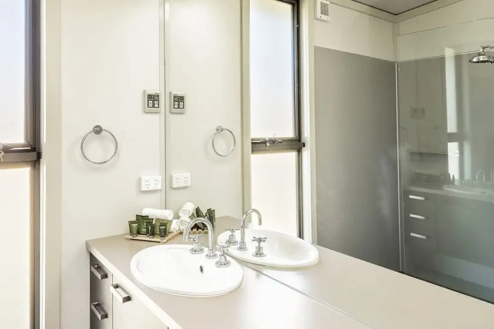 Ecocrackenback 10 'Sustainable, luxurious chalet close to the slopes.'