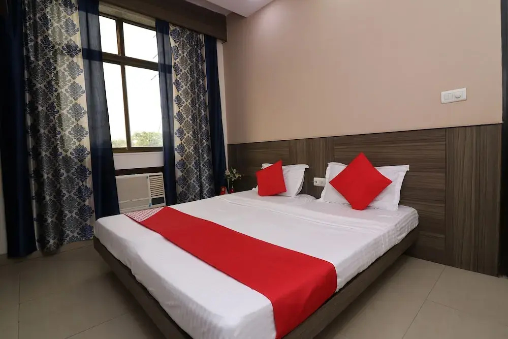 OYO 18753 Hotel Glance Inn