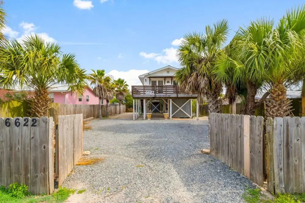 Newly Renovated 2 Bedroom Beach House Free Parking
