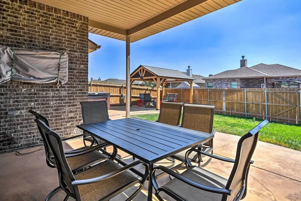 Modern Amarillo House w/ Fire Pit + Hot Tub!
