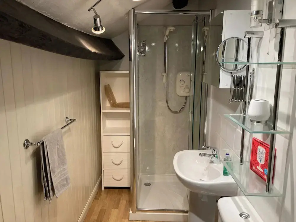 Red Squirrel Haven 2BR House - Sleeps 4 - Parking