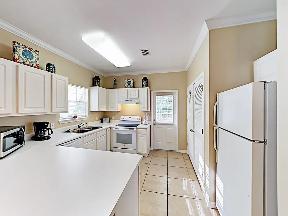 Coastal Oasis Near Beach W/ Pool, Grill & Pond 3 Bedroom Condo