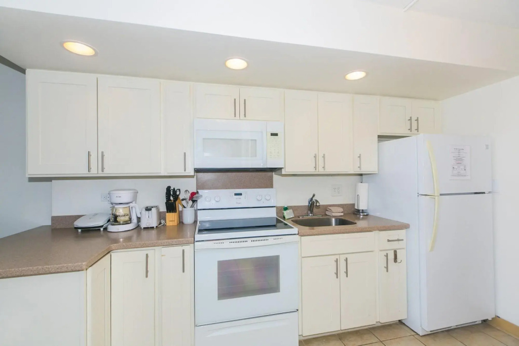 Ilikai Marina 1783 Condo - One Bedroom, Full Kitchen & Free Wifi by RedAwning