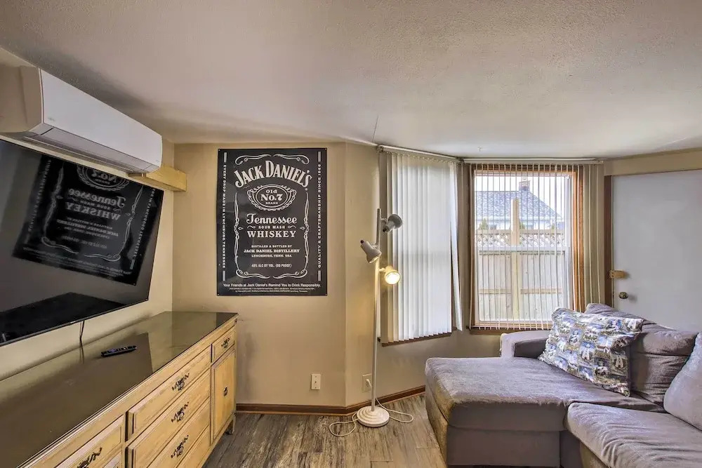 Dtwn Sheboygan Apt Above Local Bar!