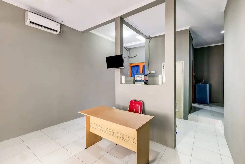 RedDoorz Syariah Near Tugu Gentan Jakal