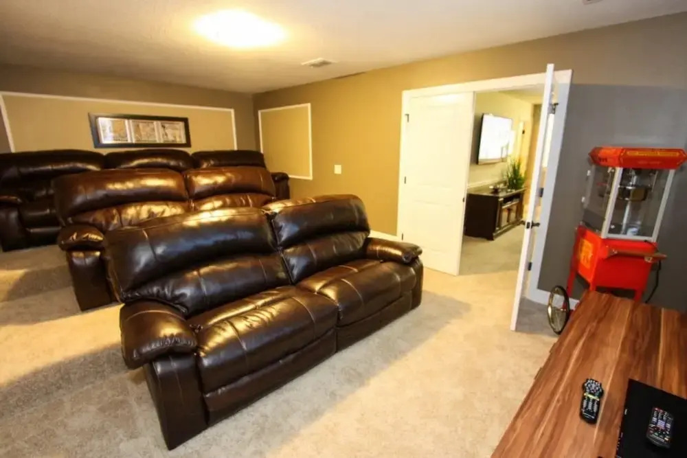 Beautiful 8 Bedroom 5 Bath Pool Home With Movie Theater
