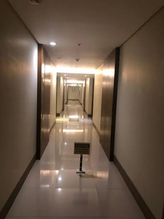 Favila Condotel unit in Palmtree Villas Newport City walking distance to Airport terminal 3 Accessable to Airport terminal 1 &2