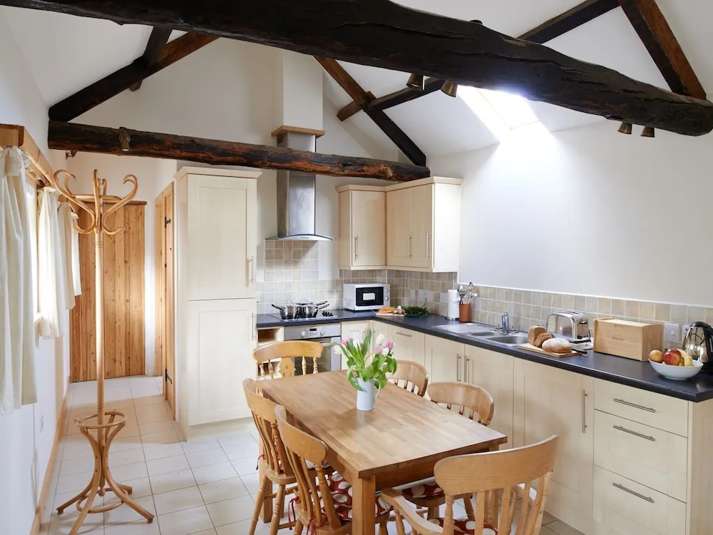 Delightful two Bedroom Converted Coach House in the Grounds off a Farm