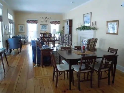Harbor House Inn