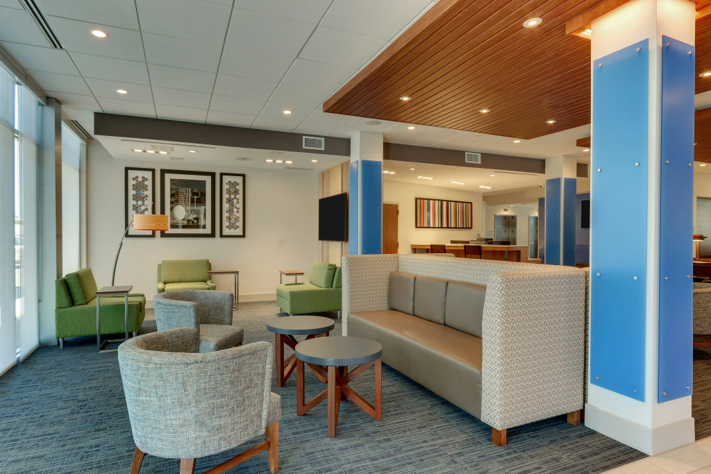 Holiday Inn Express & Suites - Roanoke - Civic Center