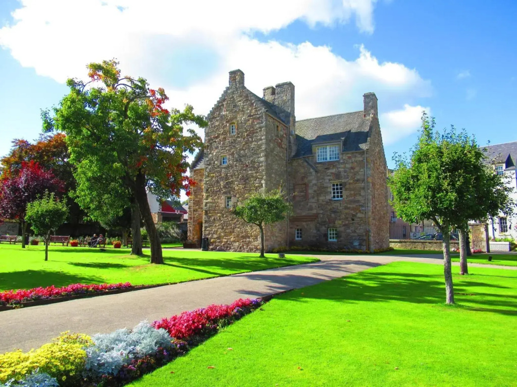 Craigowen - 4 Bed Maisonette on Historic High Street