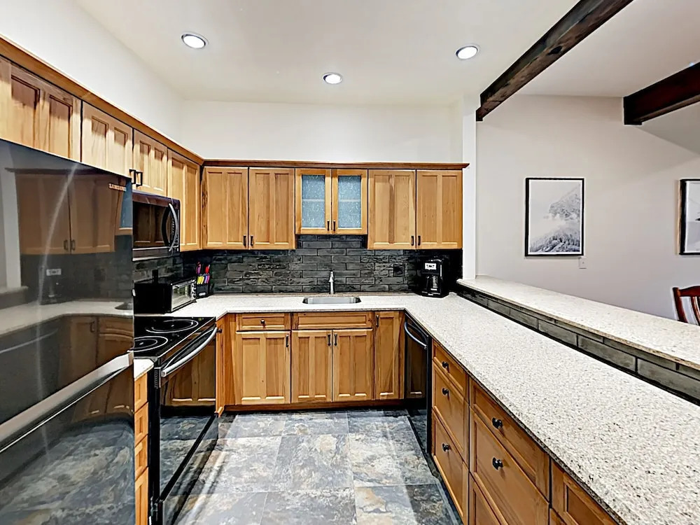 New Listing! Chic Getaway: Pool, Adjacent To Lake 3 Bedroom Condo