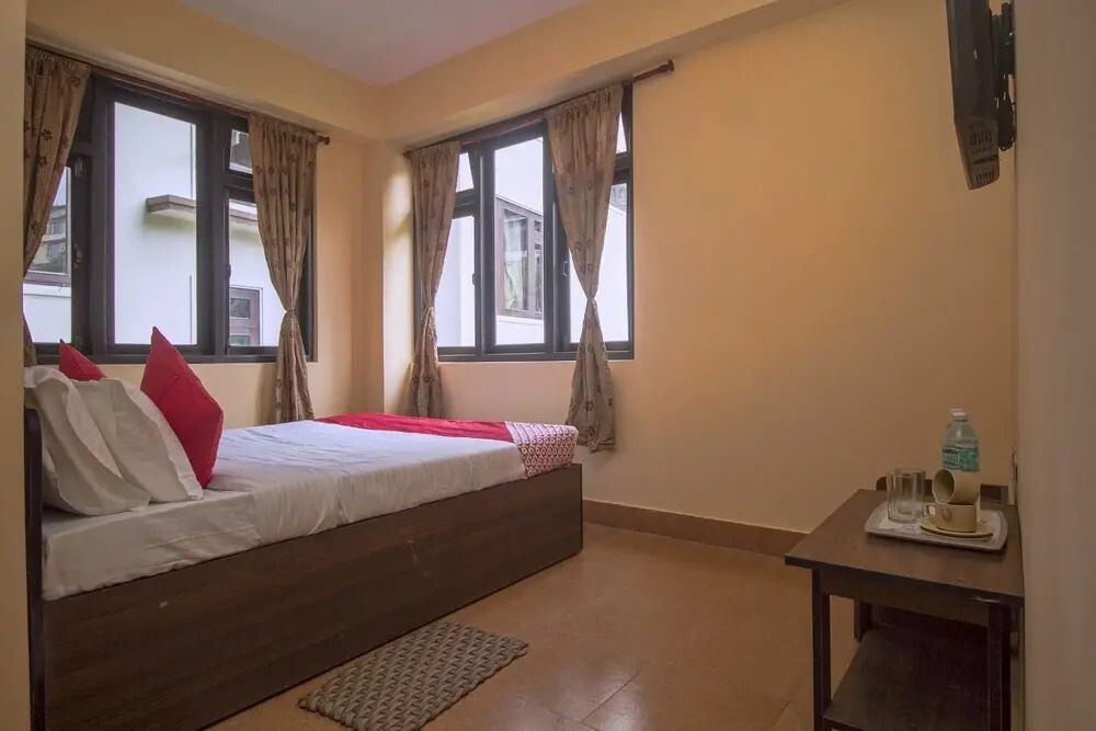 Hotel Golden Shangrila By OYO Rooms