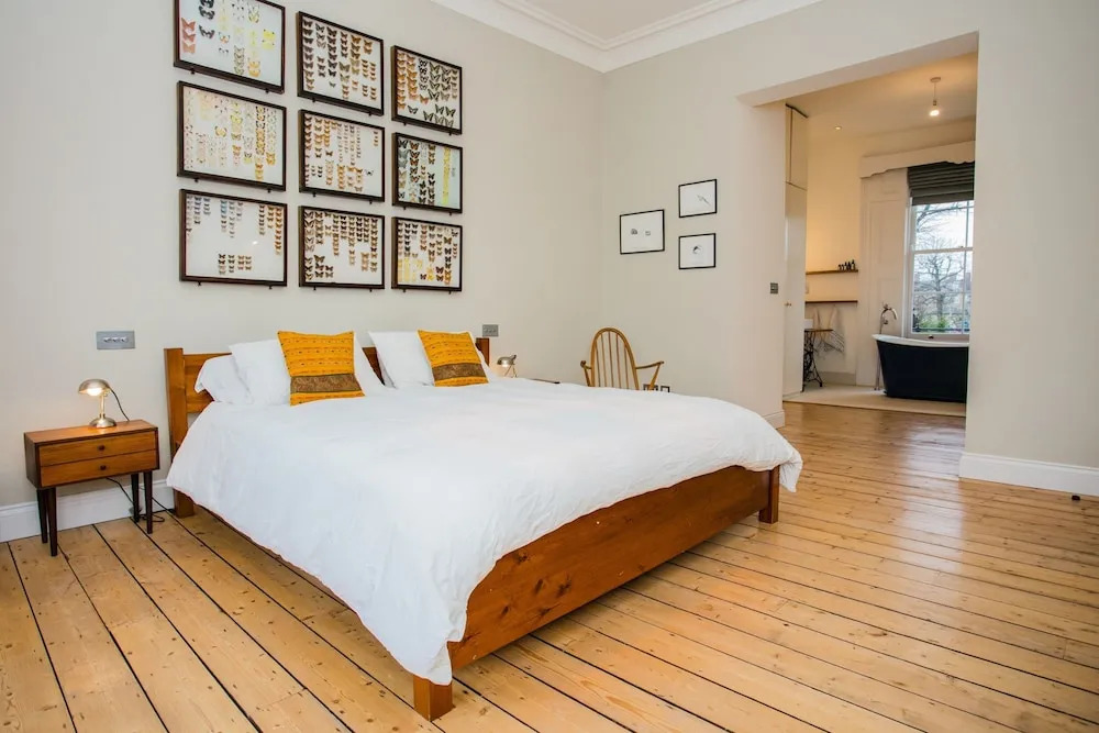 3 Bedroom Family Home Sleeps 6 in Camden