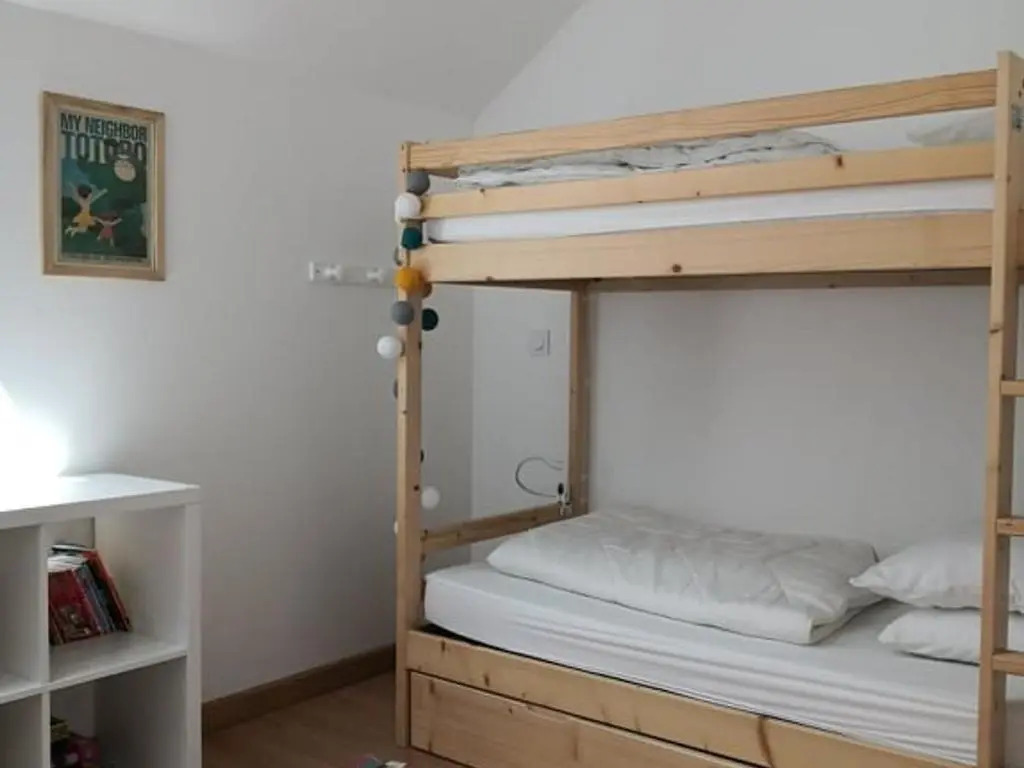 Appartement fonctionnel avec balcon, à 10 min du centre, parking gratuit, idéal pour 5 personnes - FR-1-548-3