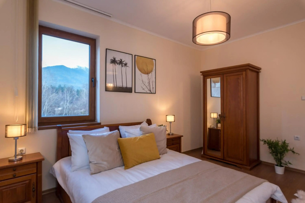 Charming Ski Apartments Near Gondola & Bar Street, Cedar Lodge 1 Complex