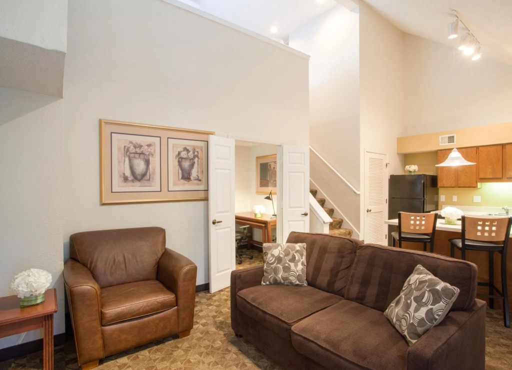 Cloverleaf Suites Kansas City - Overland Park
