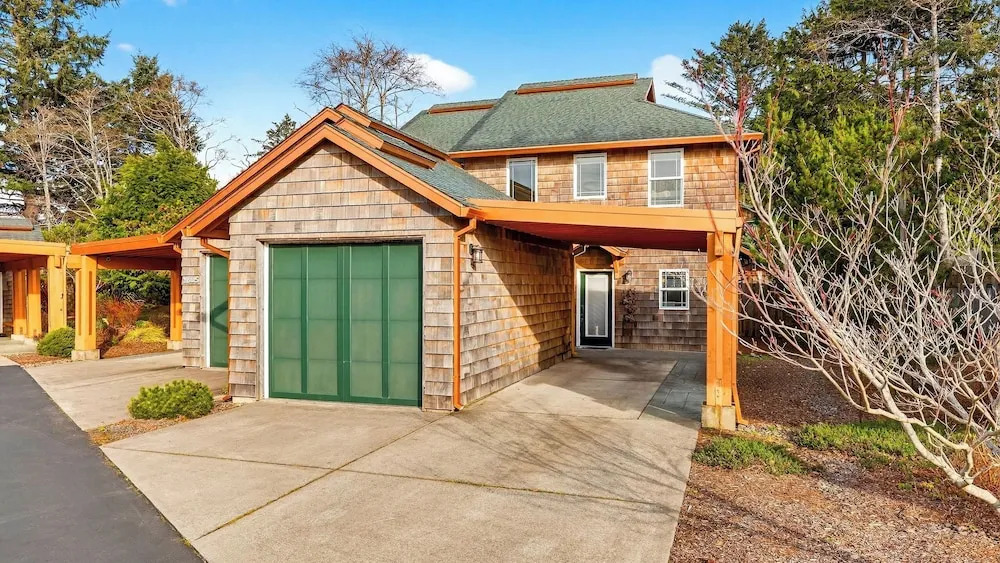 Tides & Timber by Avantstay Lakeside Retreat + Hot Tub + Kayaks + Paddleboard + Bikes Near Beach