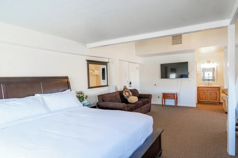 Road Creek Inn