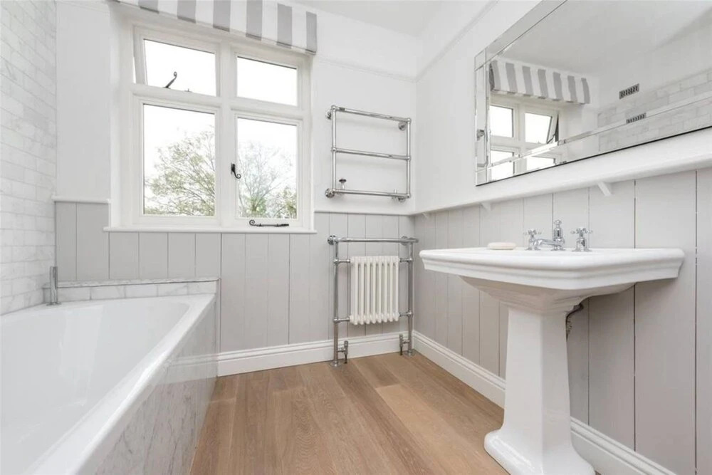Spacious 5 Bedroom Home With Parking