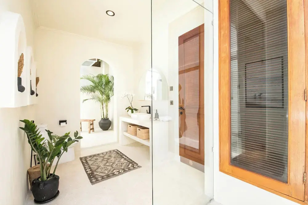 Spacious 4 BR Walking Distance to Finns Beach