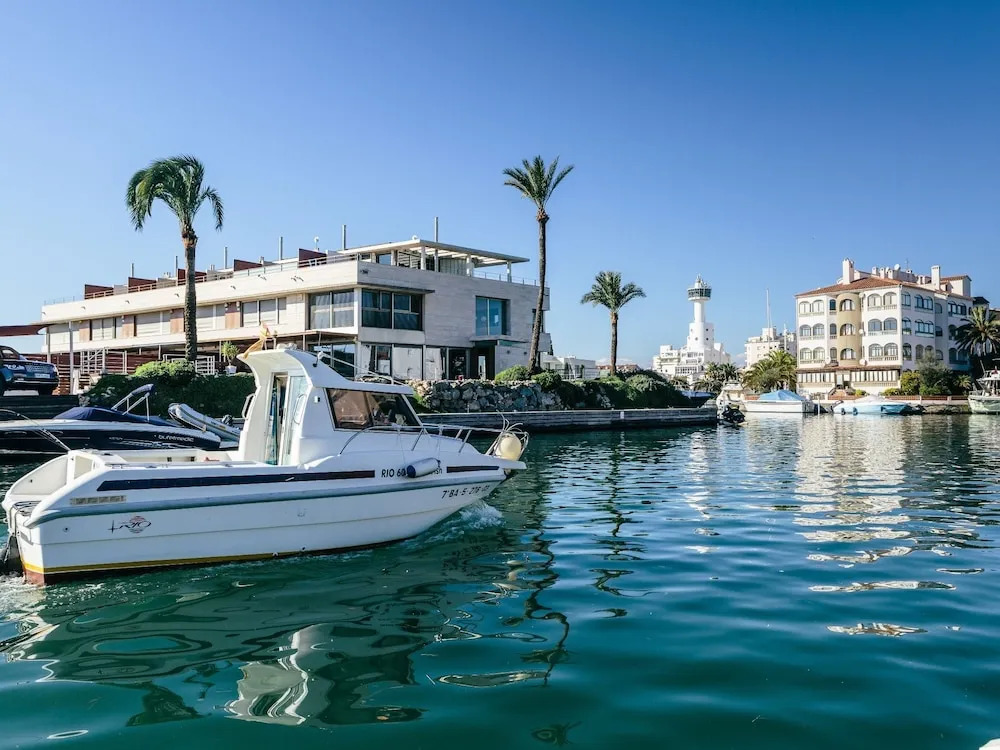 Peaceful Apartment in Empuriabrava with Terrace near Beach