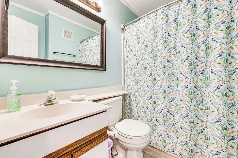 Carolina Beach Condo w/ Balcony & Ocean Access!