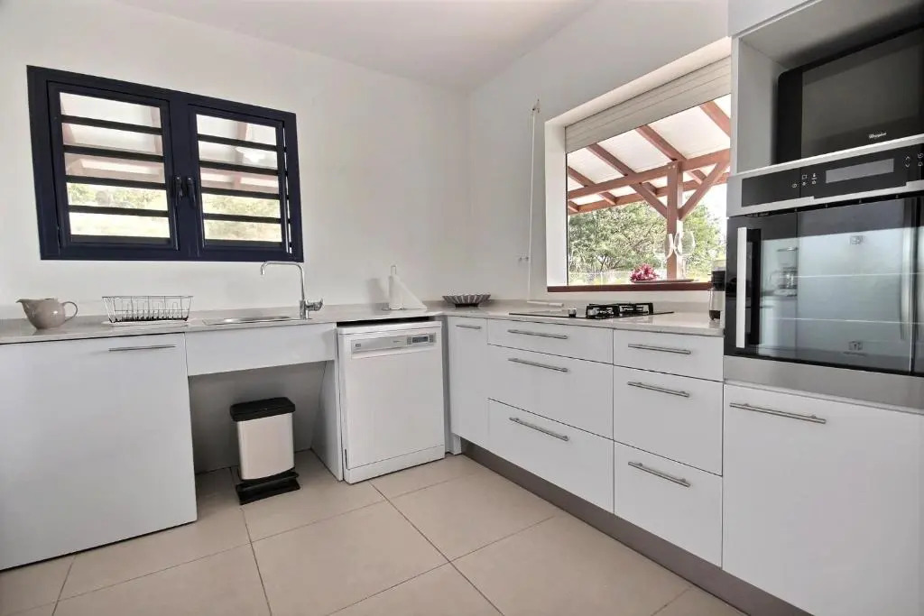 Villa Stone : piscine, accès PMR, à 15 min à pied de la plage