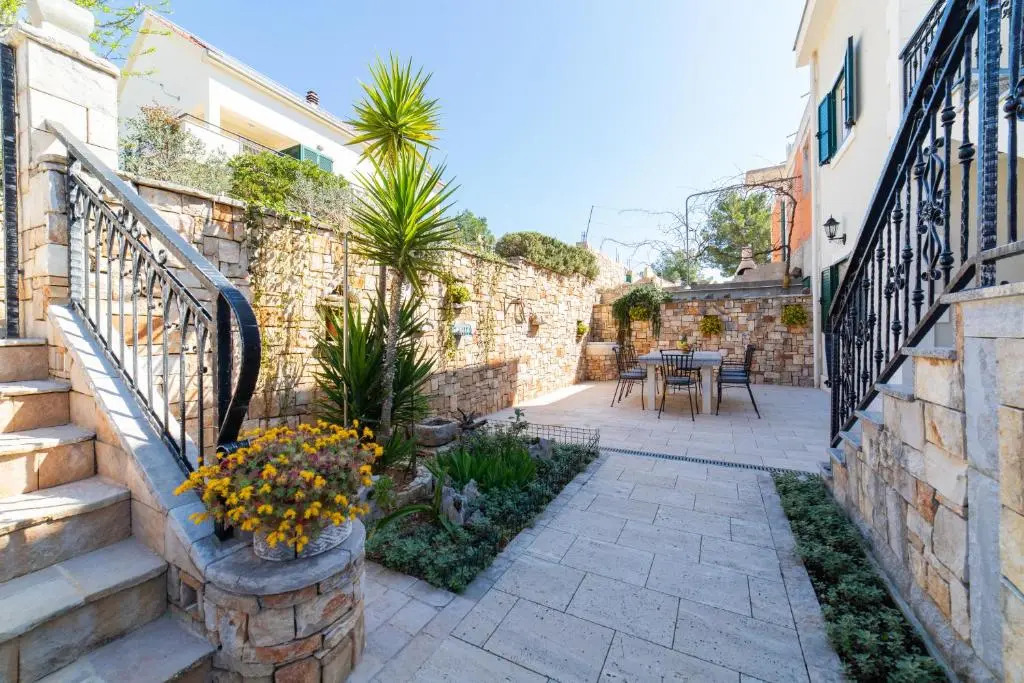 Villa Sun Garden - 4 star villa, quiet bay, BBQ, 50m from the sea