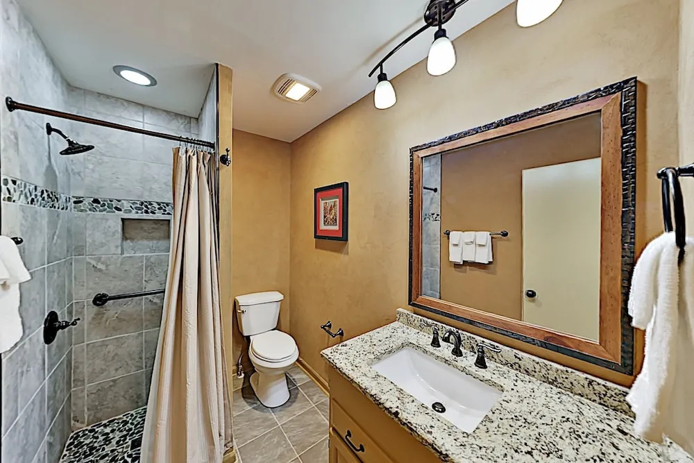 Mountain Echoes : Hot Tub & Home Theater! 2 Bedroom Cabin