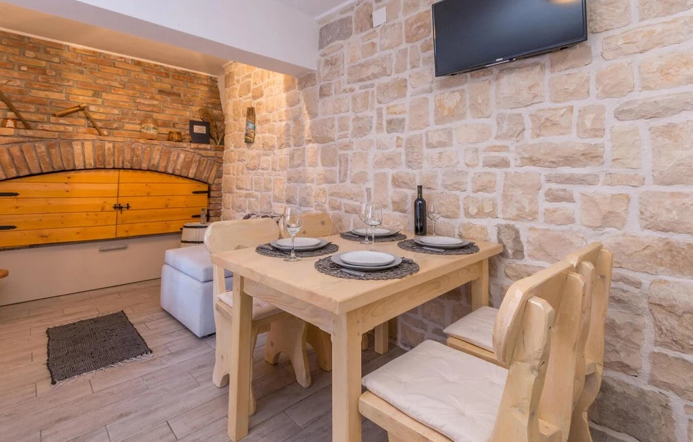 1 Bedroom Pet Friendly Home In Bibinje