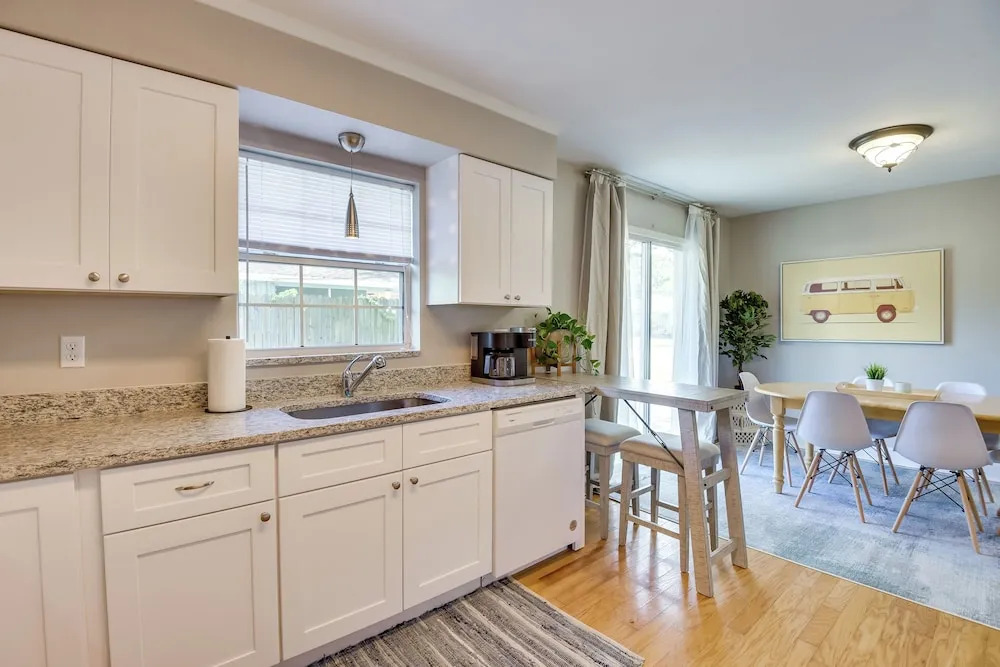 3 Mi to Riverwalk: Pet-friendly Home w/ Yard!