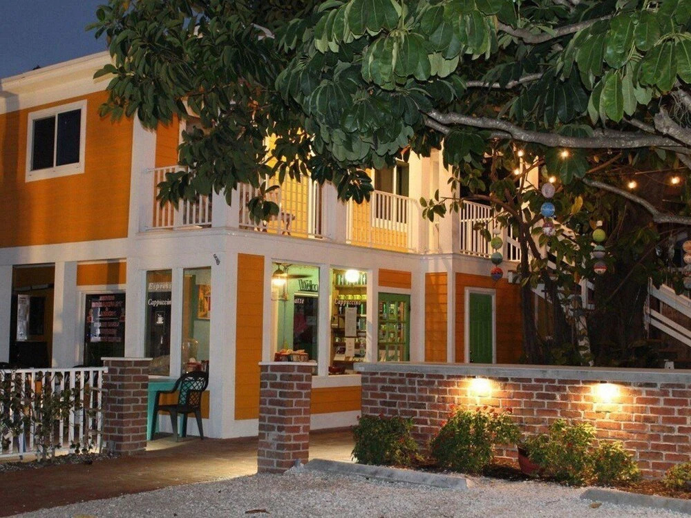 Mojoe s Villa 2 - Steps From the Beach