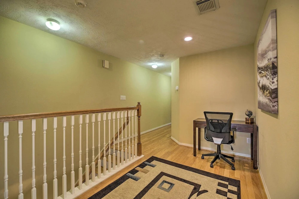 2,500 Sq Ft Townhome - Walk to Central River Oaks!