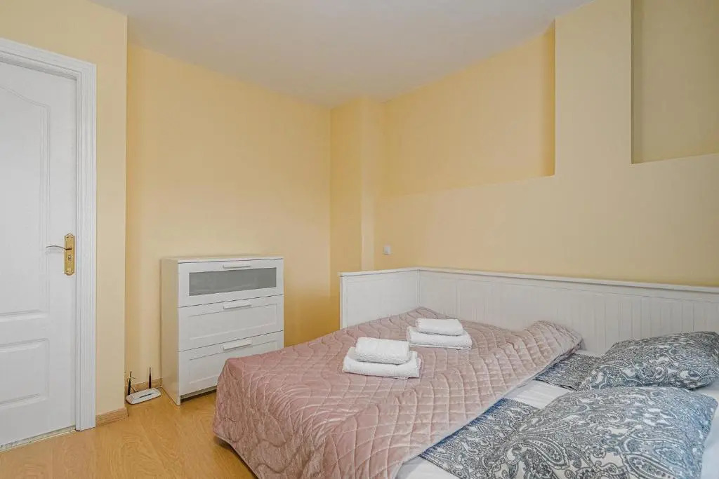 YELLOW 3 bedroom large apartment for 10 guests