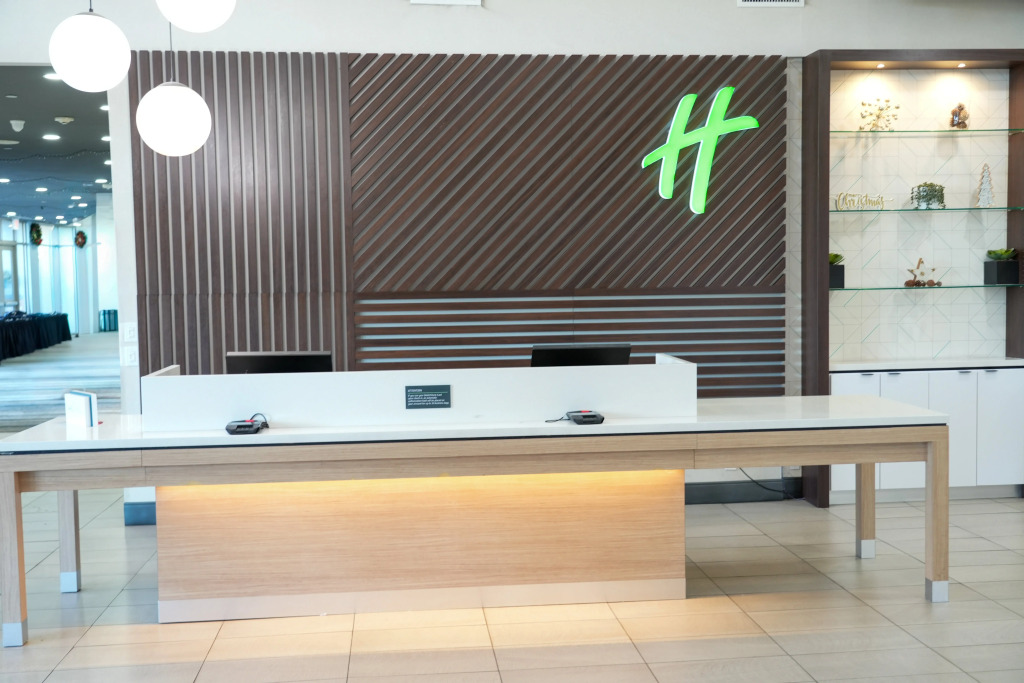 Holiday Inn & Suites Phoenix Airport by IHG