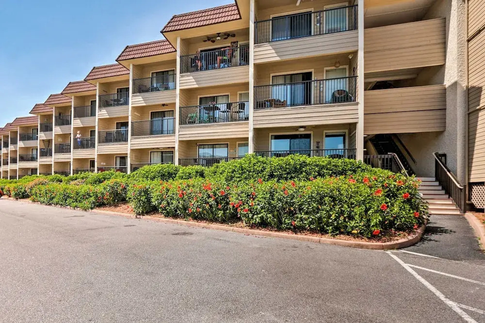 Walk to Folly Field Beach: Condo in Hilton Head!