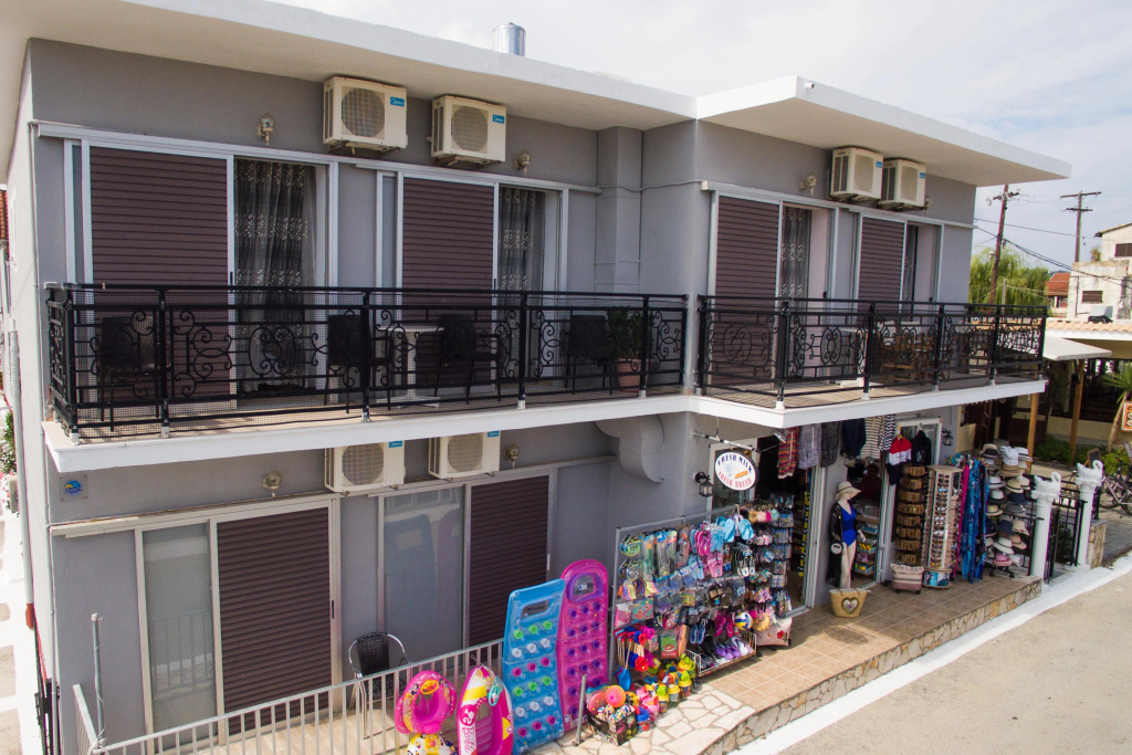 Makis Studios & Apartments