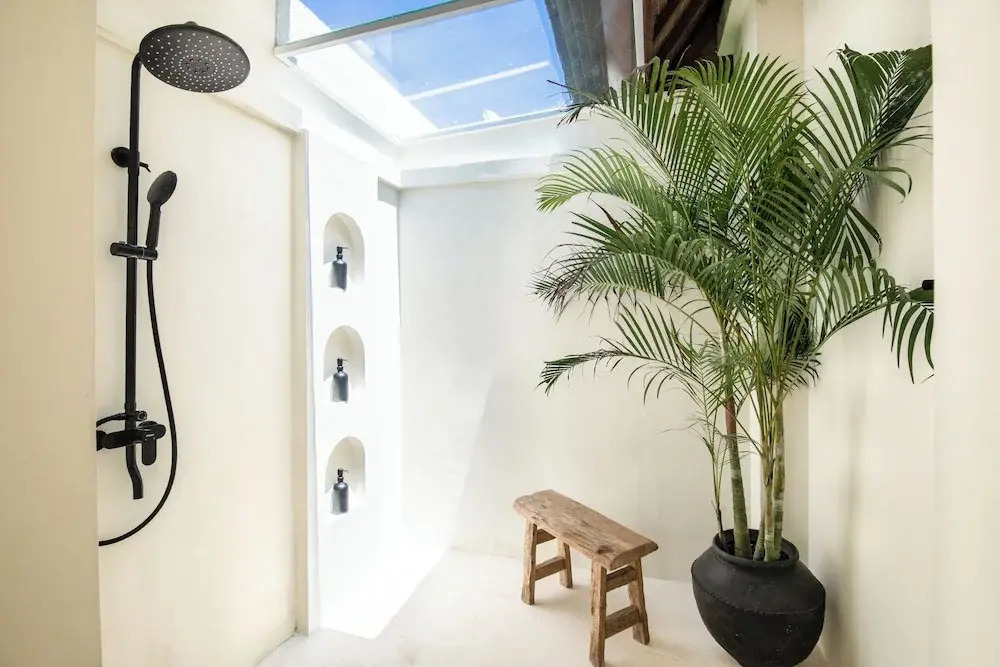 Spacious 4 BR Walking Distance to Finns Beach