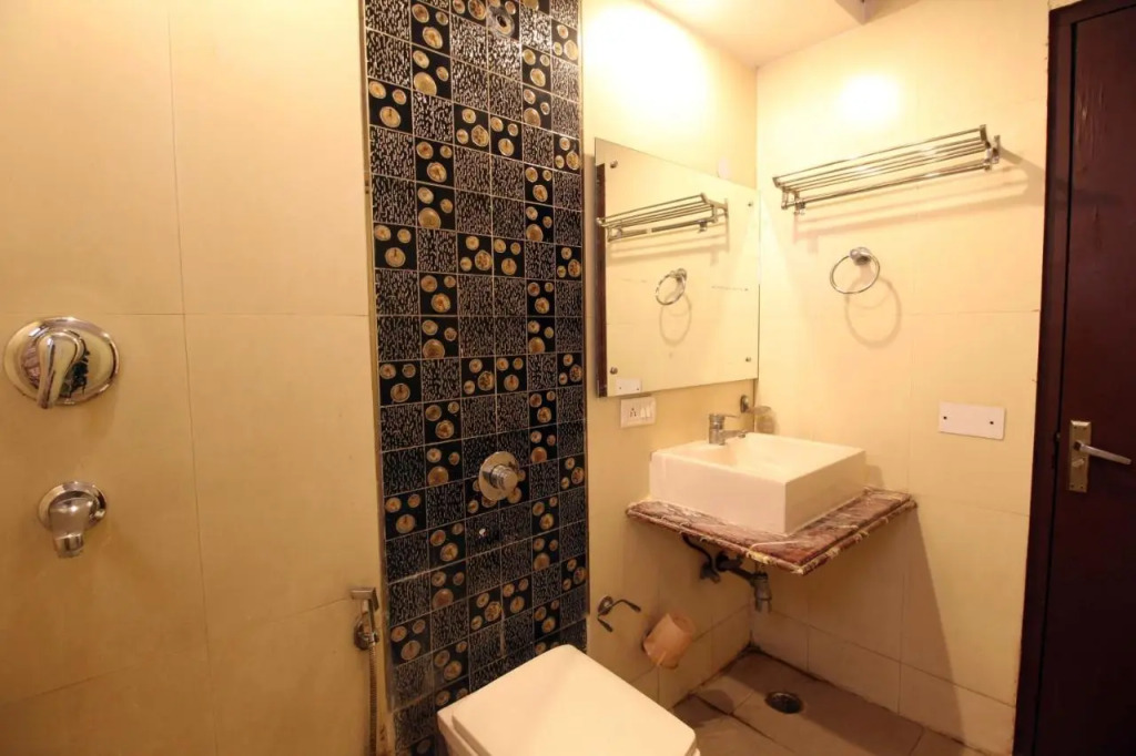 Star view by Hotel Black mooncouple friendly Near Rk ashram Metro