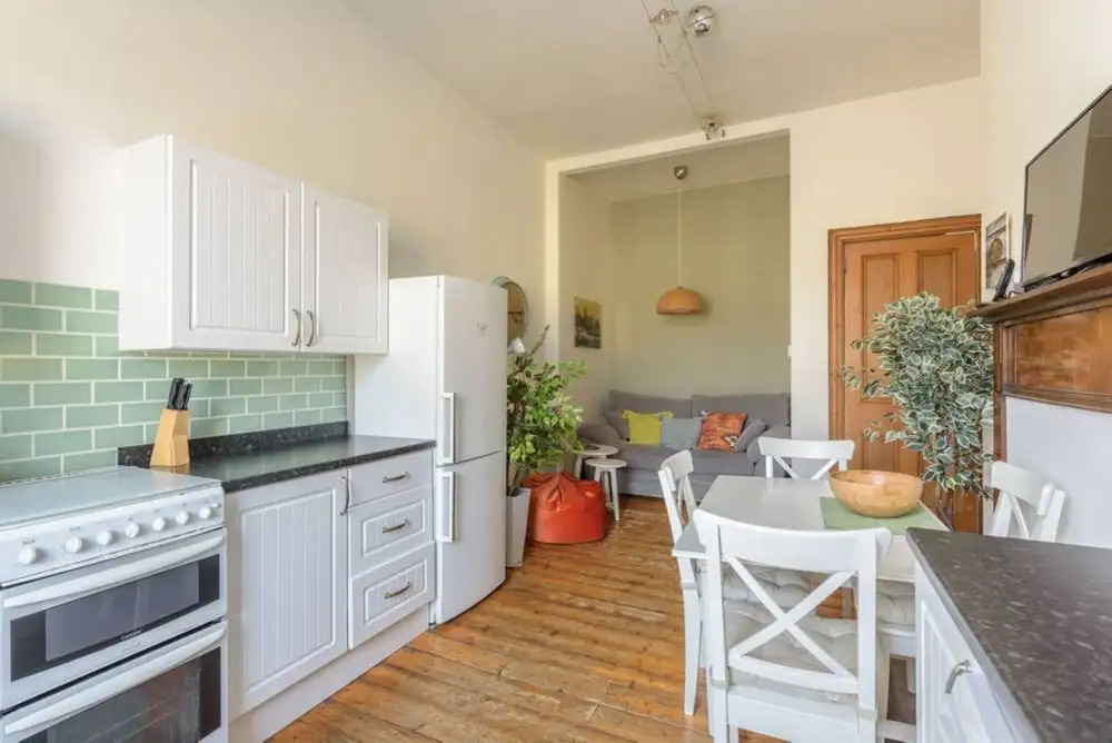 Modern 2 Bedroom Flat In Edinburgh City Centre