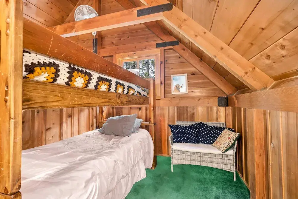 Rustic Knotty Pine - Minutes to the Water!