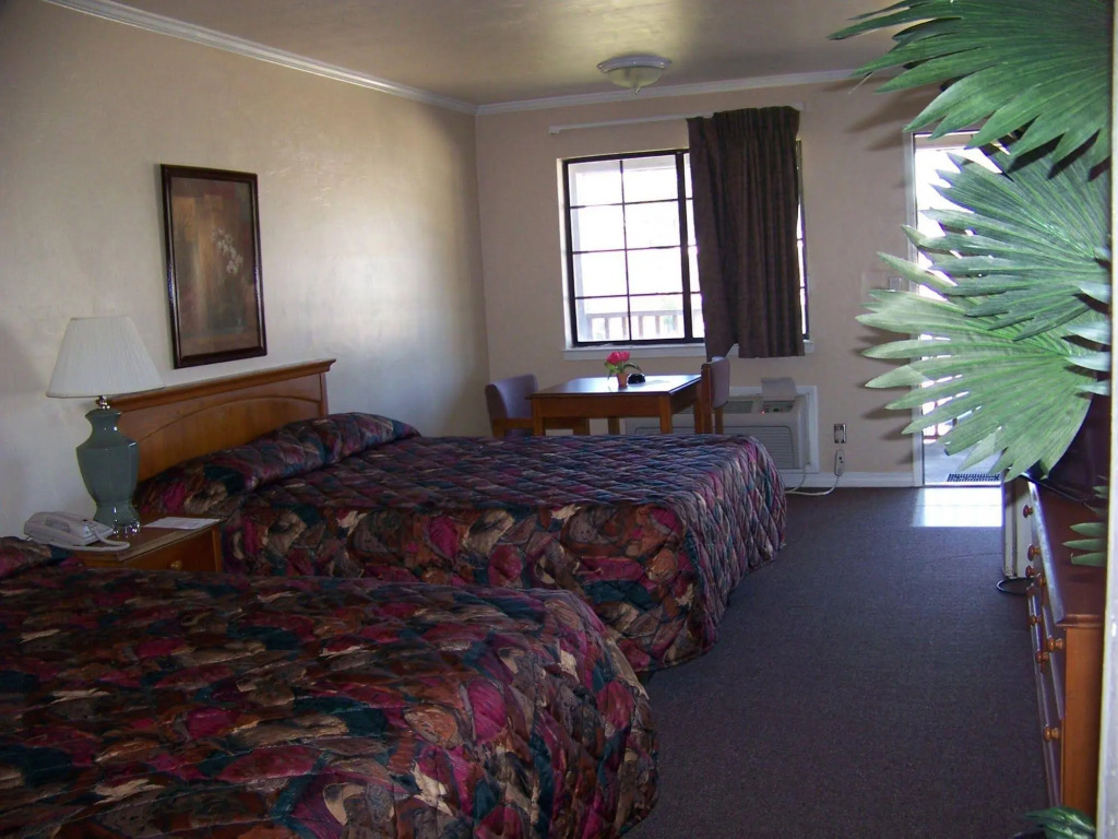 Emerald Sands Inn