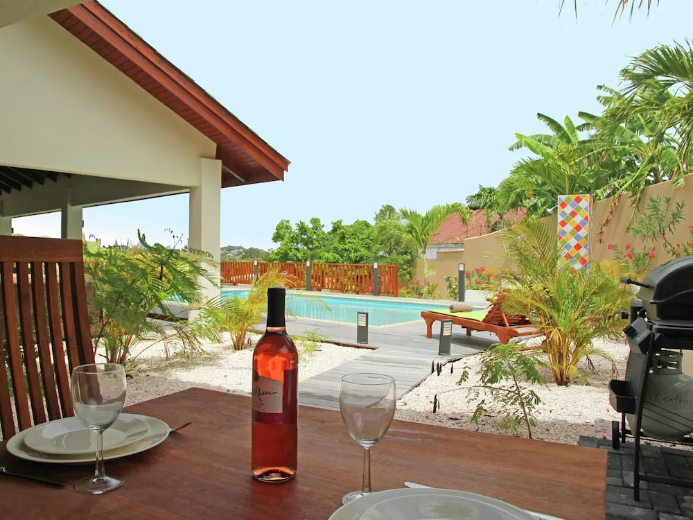 Modern Villa with Swimming Pool in Willemstad