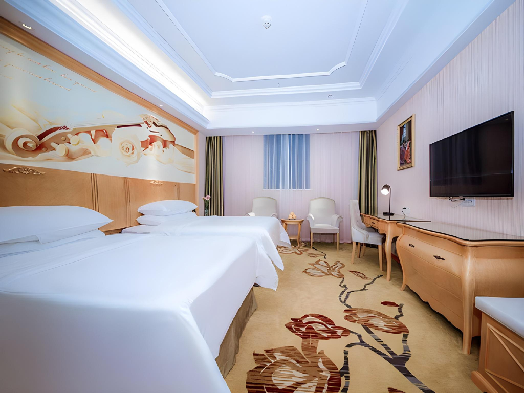Vienna International Hotel (Wuhan East Railway Station Huanglongshan Metro Station)