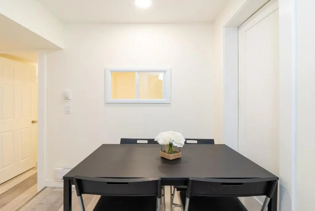 Beautiful 2BR Suite in central West Vancouver