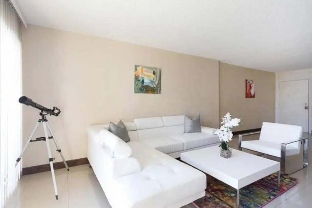 Awesome 2BR 2 BATH 1 Block to beach