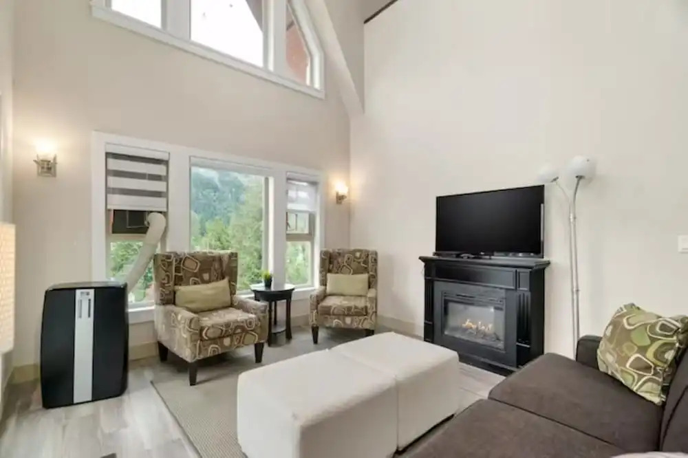 Modern 4BR Penthouse With Lake Views