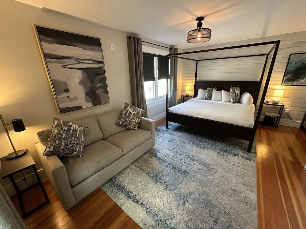 Contemporary 1 Bed/ 1 Bath On Historic Pelham St 1 Bedroom Home